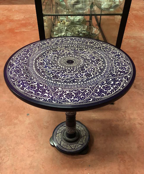 Mesa pintada a mano  color violeta